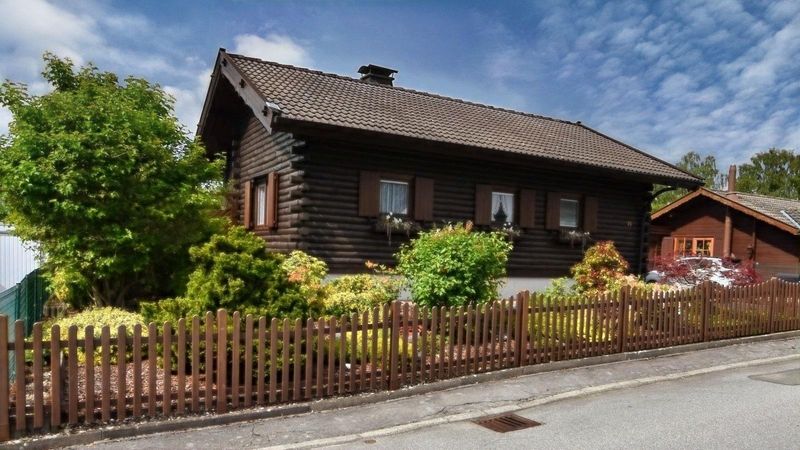 Sehr gepflegtes Holzblockhaus mit Sauna, Kamin & idyllischem Garten am Naturpark Arnsberg Wald